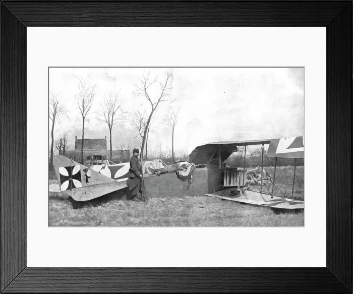 Framed Print : Apres le Combat; Une sentinelle francaise veille le corps d'un aviateur ennemi reposant... 1916. Creator: Unknown Framed Print : Apres le Combat; Une sentinelle francaise veille le corps d'un aviateur ennemi reposant... 1916. Creator: Unknown