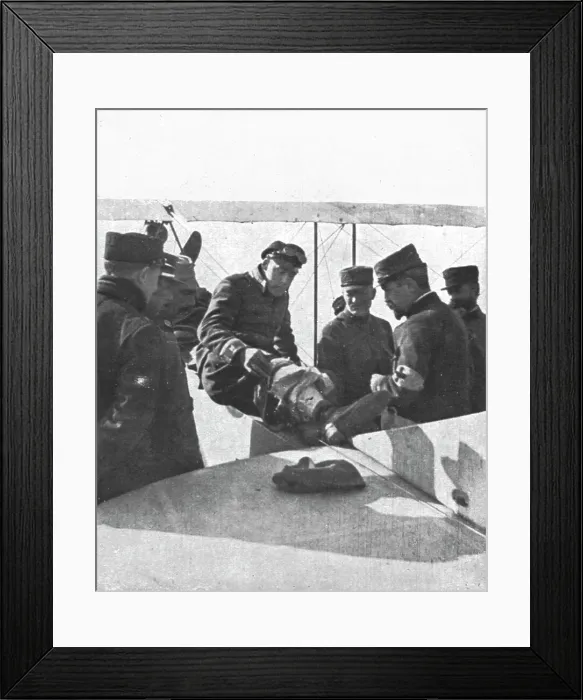 Framed Print : Le pilote montre a un major sa jambe fracturee. Deux avieteurs allemands descendus'... 1915. Creator: Unknown. Le pilote montre a un major sa jambe fracturee. Deux avieteurs allemands descendus'... 1915. Creator: Unknown Framed Print : Le pilote montre a un major sa jambe fracturee. Deux avieteurs allemands descendus'... 1915. Creator: Unknown. Le pilote montre a un major sa jambe fracturee. Deux avieteurs allemands descendus'... 1915. Creator: Unknown
