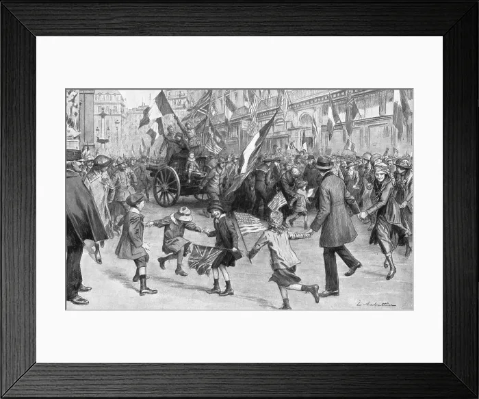 Framed Print : La joie de Paris; Des canons de campagne allemands, qui avaient ete reunis place de la... 1918. Creator: Louis Remy Sabattier