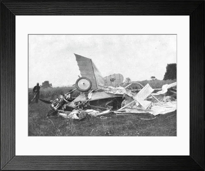 Framed Print : Un heros de l'aviation Britannique; le Lieutenant Warneford; les debris de l'appareil avec...1915. Creator: Unknown Framed Print : Un heros de l'aviation Britannique; le Lieutenant Warneford; les debris de l'appareil avec...1915. Creator: Unknown