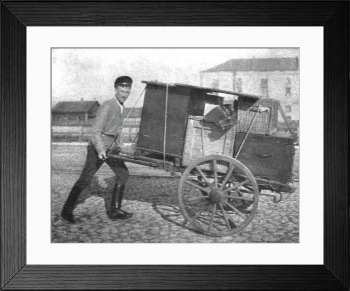 Framed Print : La Fin de Trois Empires; Dans la Russie des Soviets... 1918. Creator: Unknown Framed Print : La Fin de Trois Empires; Dans la Russie des Soviets... 1918. Creator: Unknown