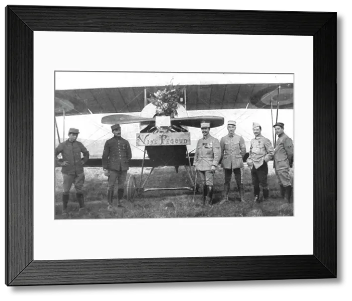 Framed Print : Un Vaillant; Pegoud photographie devant son appareil, un jour que ses camarades... 1915. Creator: Unknown Framed Print : Un Vaillant; Pegoud photographie devant son appareil, un jour que ses camarades... 1915. Creator: Unknown