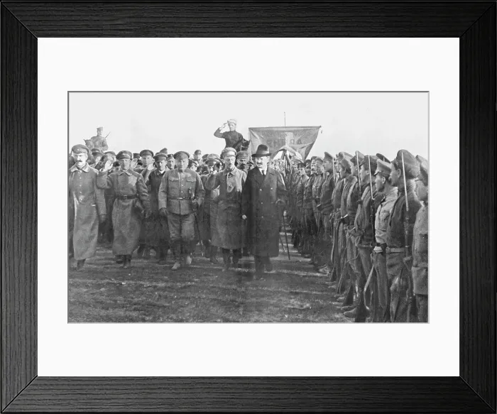 Framed Print : La Fin de Trois Empires; Dans la Russie des Soviets... 1918. Creator: Unknown Framed Print : La Fin de Trois Empires; Dans la Russie des Soviets... 1918. Creator: Unknown
