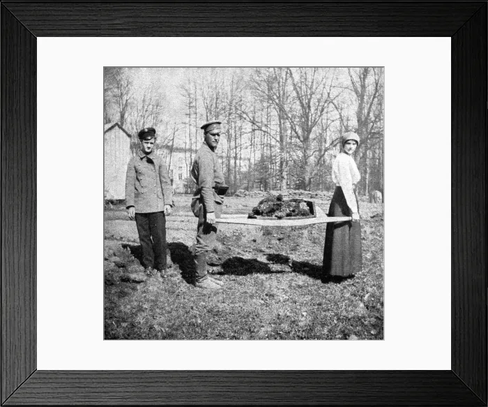Framed Print : Les Romanof a Tsarskoie-Selo; La grande-duchesse Tatiana, aidee d'un soldat... 1917. Creator: Unknown Framed Print : Les Romanof a Tsarskoie-Selo; La grande-duchesse Tatiana, aidee d'un soldat... 1917. Creator: Unknown