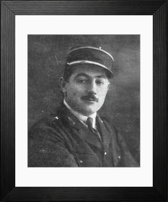 Framed Print : Des Braves; Le lieutenant Boillot tombe au champ d'honneur le 20 mai 1916, 1916. Creator: Unknown Framed Print : Des Braves; Le lieutenant Boillot tombe au champ d'honneur le 20 mai 1916, 1916. Creator: Unknown