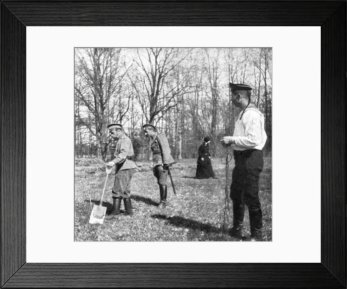 Framed Print : Les Romanof a Tsarskoie-Selo; L'empereur au travail; derriere lui, l'officier de garde... 1917. Creator: Unknown Framed Print : Les Romanof a Tsarskoie-Selo; L'empereur au travail; derriere lui, l'officier de garde... 1917. Creator: Unknown