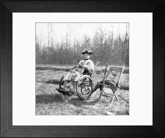 Framed Print : Les Romanof a Tsarskoie-Selo; L'imperatrice, en fauteuil roulant, travaille a un ouvrage... 1917. Creator: Unknown Framed Print : Les Romanof a Tsarskoie-Selo; L'imperatrice, en fauteuil roulant, travaille a un ouvrage... 1917. Creator: Unknown