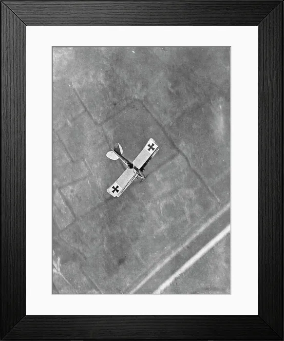 Framed Print : Un Aviatik en Chasse; Avion Allemand photographie en plein vol par un Aviateur Belge, 1916. Creator: Unknown. Un Aviatik en Chasse; Avion Allemand photographie en plein vol par un Aviateur Belge, 1916. Creator: Unknown Framed Print : Un Aviatik en Chasse; Avion Allemand photographie en plein vol par un Aviateur Belge, 1916. Creator: Unknown. Un Aviatik en Chasse; Avion Allemand photographie en plein vol par un Aviateur Belge, 1916. Creator: Unknown