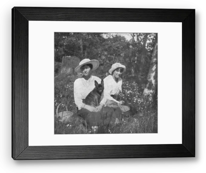 Framed Print : Les Romanof a Tsarskoie-Selo; Dans un coin fleuri du parc de Tsarskoie-Selo; les grandes... 1917. Creator: Unknown Framed Print : Les Romanof a Tsarskoie-Selo; Dans un coin fleuri du parc de Tsarskoie-Selo; les grandes... 1917. Creator: Unknown