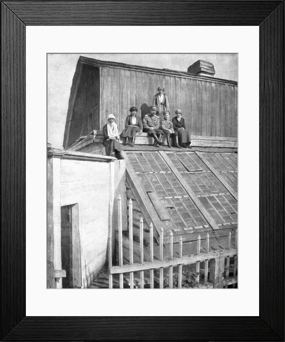 Framed Print : Les Romanof a Tobolsk; Le tsar et ses enfants venus chercher sur la toiture d'une serre... 1917. Creator: Unknown Framed Print : Les Romanof a Tobolsk; Le tsar et ses enfants venus chercher sur la toiture d'une serre... 1917. Creator: Unknown