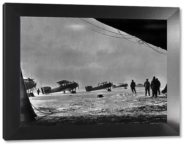 Sur le Terrain d'une Escadrille en Hiver; depart d'avions Breguet pour une reconnaissance... 1916 Creator: Unknown