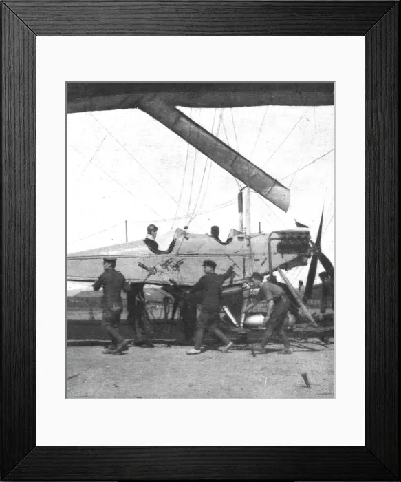 Framed Print : Combat Aerien; Parmi les forces alliees aerienes; la nacelle-fuselage portant une... 1918. Creator: Underwood & Underwood. Combat Aerien; Parmi les forces alliees aerienes; la nacelle-fuselage portant une... 1918 Framed Print : Combat Aerien; Parmi les forces alliees aerienes; la nacelle-fuselage portant une... 1918. Creator: Underwood & Underwood. Combat Aerien; Parmi les forces alliees aerienes; la nacelle-fuselage portant une... 1918