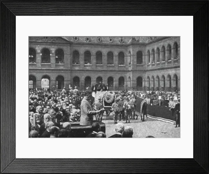 Framed Print : Deux grands morts; Aux Invalides, le I juin 1916: le discours du ministre de la... 1916 (1924) Creator: Unknown Framed Print : Deux grands morts; Aux Invalides, le I juin 1916: le discours du ministre de la... 1916 (1924) Creator: Unknown