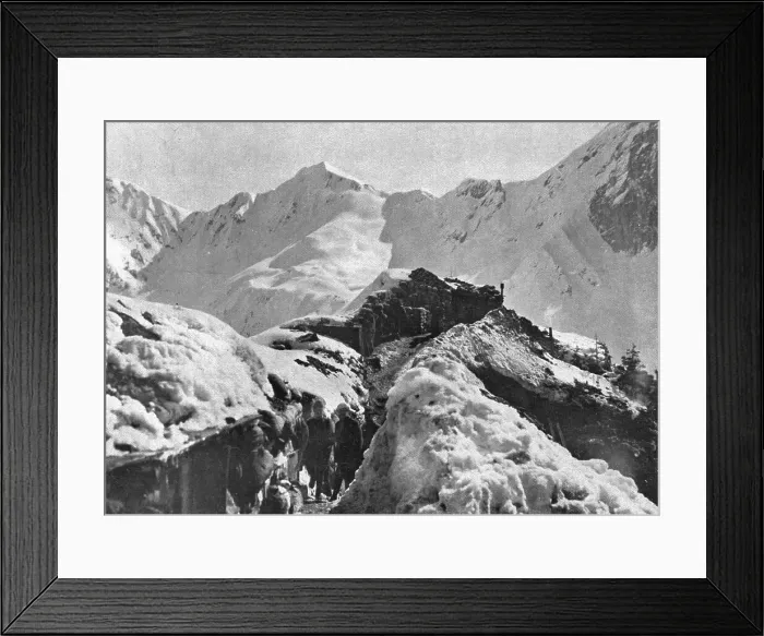 Framed Print : Sur le front Italien; En haute montagne: une tranchee et un poste avance a... 1916 (1924) Creator: Unknown Framed Print : Sur le front Italien; En haute montagne: une tranchee et un poste avance a... 1916 (1924) Creator: Unknown