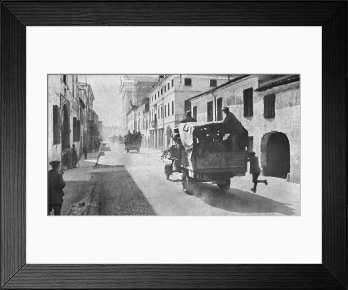 Framed Print : Sur le front Italien; Comme a Verdun, nos allies eurent recours aux camions... 1916 (1924) Creator: Unknown Framed Print : Sur le front Italien; Comme a Verdun, nos allies eurent recours aux camions... 1916 (1924) Creator: Unknown