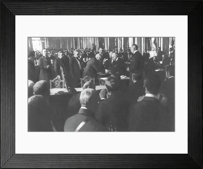 Framed Print : La signature du traite de paix a Versailles; M Clemenceau signe debout: derriere... 1919. Creator: Unknown Framed Print : La signature du traite de paix a Versailles; M Clemenceau signe debout: derriere... 1919. Creator: Unknown