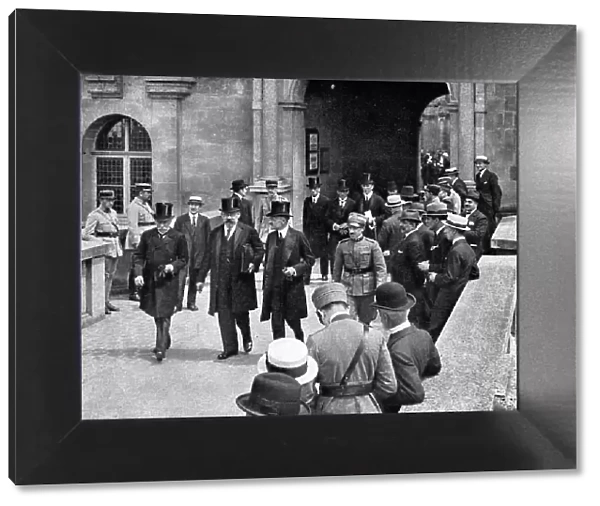 Le retour a la paix; Au chateau de Saint-Germain-en-Laye, le 2 juin 1919: depart des... 1919. Creator: Unknown