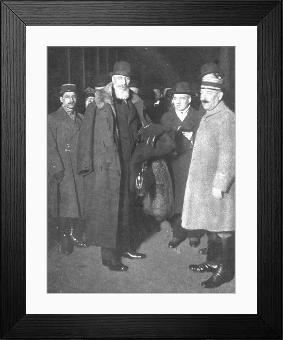 Framed Print : Le retour a la paix; arrivee a la gare de l'Est de la delegation hongroise presidee... 1919. Creator: Unknown Framed Print : Le retour a la paix; arrivee a la gare de l'Est de la delegation hongroise presidee... 1919. Creator: Unknown