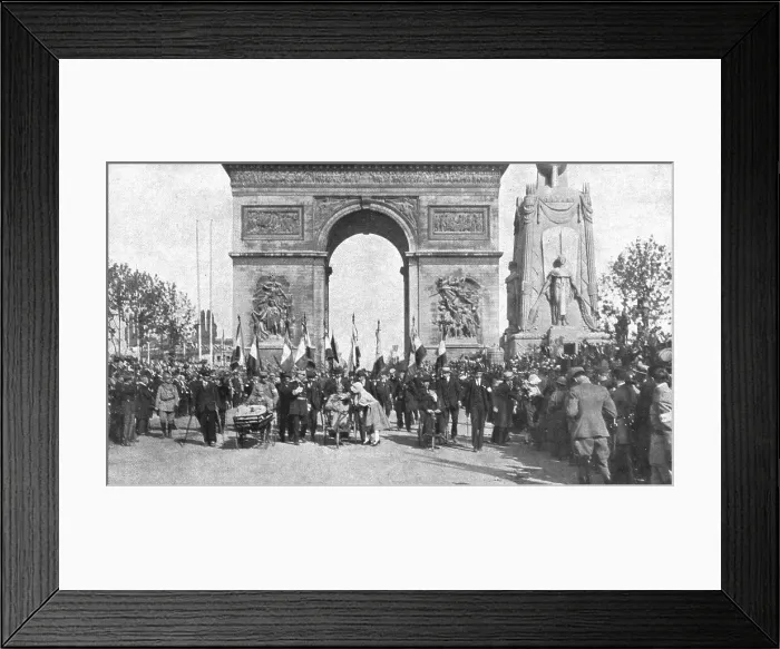 Framed Print : Le jour de gloire; precedant le defile militaire, mille mutiles passent les premiers sous... 1919. Creator: Unknown Framed Print : Le jour de gloire; precedant le defile militaire, mille mutiles passent les premiers sous... 1919. Creator: Unknown