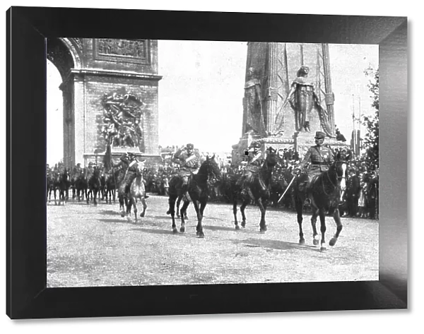 Le jour de gloire; le general Montuori, en tete des troupes italiennes, salue la tribune... 1919. Creator: Unknown
