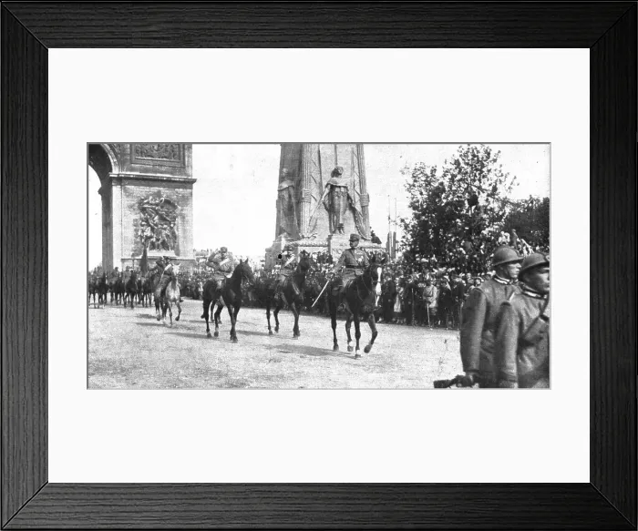 Framed Print : Le jour de gloire; le general Montuori, en tete des troupes italiennes, salue la tribune... 1919. Creator: Unknown Framed Print : Le jour de gloire; le general Montuori, en tete des troupes italiennes, salue la tribune... 1919. Creator: Unknown