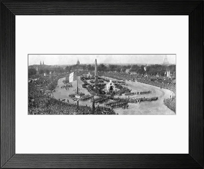 Framed Print : Le jour de gloire; vue d'ensemble de la place de la Concorde, au moment ou la tete... 1919. Creator: Unknown Framed Print : Le jour de gloire; vue d'ensemble de la place de la Concorde, au moment ou la tete... 1919. Creator: Unknown