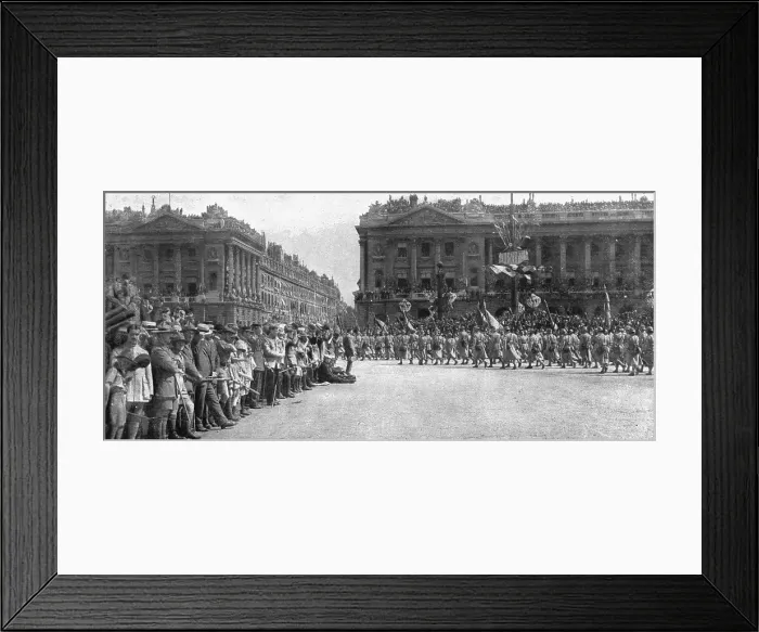 Framed Print : Le jour de gloire; le defile triomphal place de la Concorde: l'entrée de la rue Royale... 1919. Creator: Unknown Framed Print : Le jour de gloire; le defile triomphal place de la Concorde: l'entrée de la rue Royale... 1919. Creator: Unknown