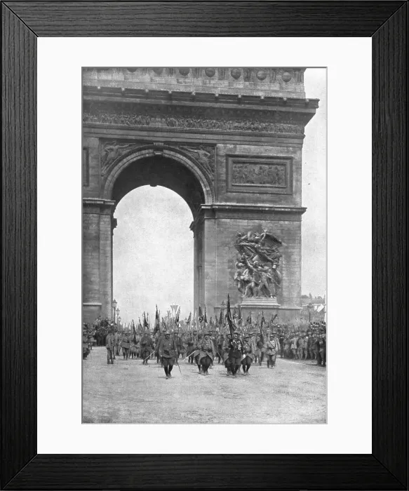Framed Print : Le jour de gloire; le drapeau unique des bataillons de chasseurs a pied passe... 1919. Creator: Unknown Framed Print : Le jour de gloire; le drapeau unique des bataillons de chasseurs a pied passe... 1919. Creator: Unknown