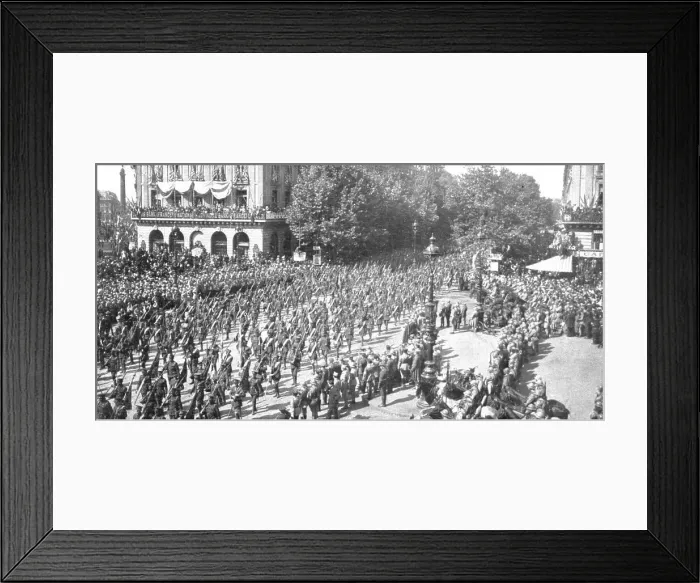 Framed Print : Le jour de gloire; les deux cents drapeaux des regiments britanniques traversant la place... 1919. Creator: Unknown Framed Print : Le jour de gloire; les deux cents drapeaux des regiments britanniques traversant la place... 1919. Creator: Unknown