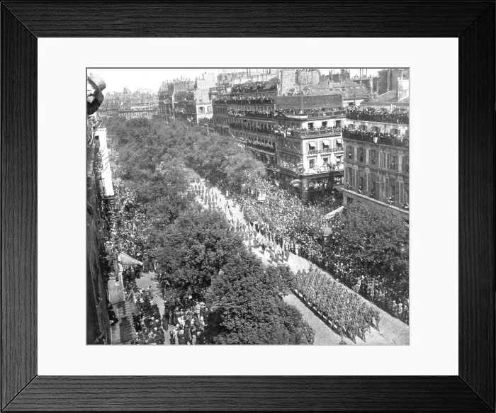 Framed Print : Le jour de gloire; au coeur de Paris: le defile sur les grands boulevards jusqu'a la place... 1919 Creator: Unknown Framed Print : Le jour de gloire; au coeur de Paris: le defile sur les grands boulevards jusqu'a la place... 1919 Creator: Unknown