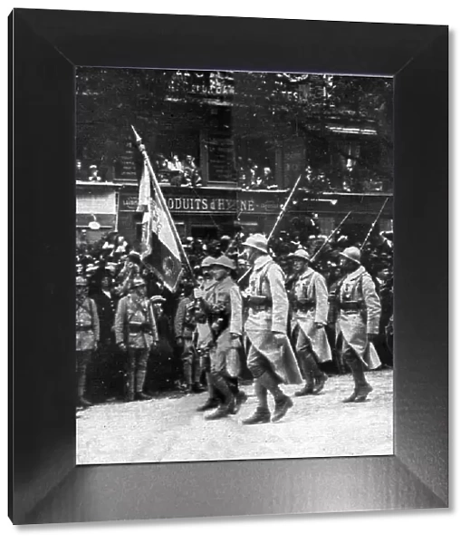 Le jour de gloire; au coeur de Paris: le defile sur les grands boulevards jusqu'a la place... 1919 Creator: Unknown