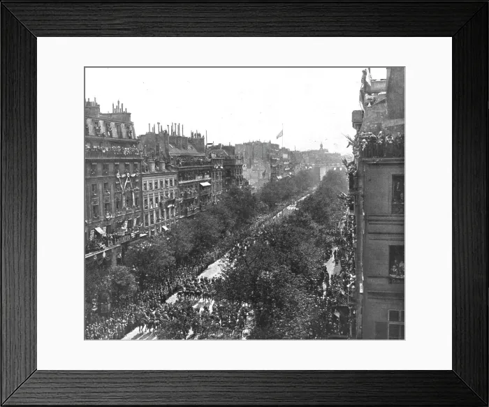 Framed Print : Le jour de gloire; au coeur de Paris: le defile sur les grands boulevards jusqu'a la place... 1919 Creator: Unknown Framed Print : Le jour de gloire; au coeur de Paris: le defile sur les grands boulevards jusqu'a la place... 1919 Creator: Unknown