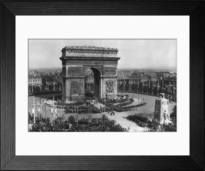 Framed Print : Le jour de gloire; le defile triomphal; le vainqueur de la marne en 1914 et le commandant...1919. Creator: Unknown Framed Print : Le jour de gloire; le defile triomphal; le vainqueur de la marne en 1914 et le commandant...1919. Creator: Unknown