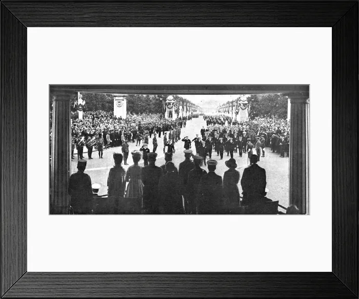 Framed Print : Les fetes de la victoire a Londres; le 19 juillet 1919: l'amiral Beatty, au second plan... 1919. Creator: Ernest Brooks Framed Print : Les fetes de la victoire a Londres; le 19 juillet 1919: l'amiral Beatty, au second plan... 1919. Creator: Ernest Brooks