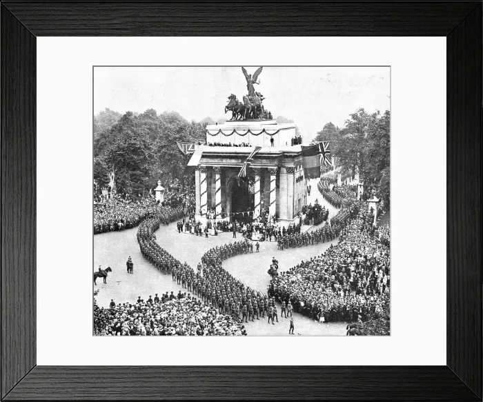 Framed Print : Les fetes de la victoire a Londres; les troupes americaines contournent l'Arc de Triomphe...1919. Creator: Unknown Framed Print : Les fetes de la victoire a Londres; les troupes americaines contournent l'Arc de Triomphe...1919. Creator: Unknown