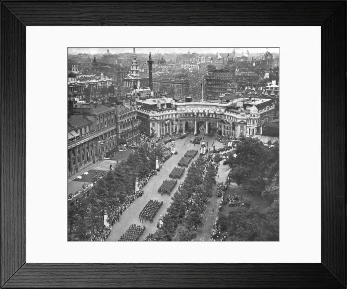 Framed Print : Les fetes de la victoire a Londres; le defile venant de Charing Cross s'engage dans... 1919. Creator: Unknown Framed Print : Les fetes de la victoire a Londres; le defile venant de Charing Cross s'engage dans... 1919. Creator: Unknown