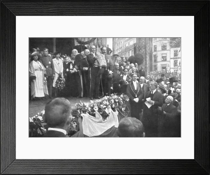 Framed Print : Les fetes de la victoire en Belgique; un des echevins de Liege presente a la foule le... 1919. Creator: Jean Clair-Guyot Framed Print : Les fetes de la victoire en Belgique; un des echevins de Liege presente a la foule le... 1919. Creator: Jean Clair-Guyot