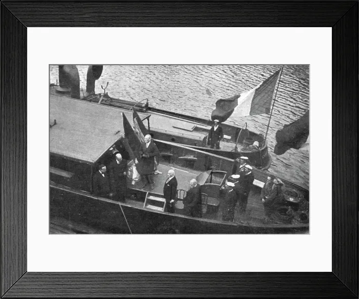 Framed Print : Deux departs; a Brest: le president Wilson, a bord de la canniere qui va l'amener au... 1919. Creator: Unknown Framed Print : Deux departs; a Brest: le president Wilson, a bord de la canniere qui va l'amener au... 1919. Creator: Unknown