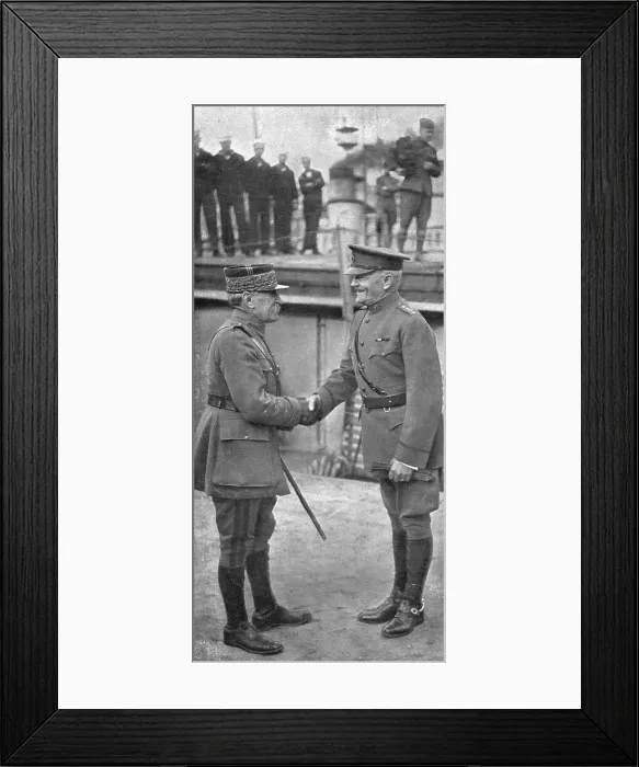 Framed Print : Deux departs; sur le quai, avant l'embarquement, 1919. Creator: Unknown Framed Print : Deux departs; sur le quai, avant l'embarquement, 1919. Creator: Unknown