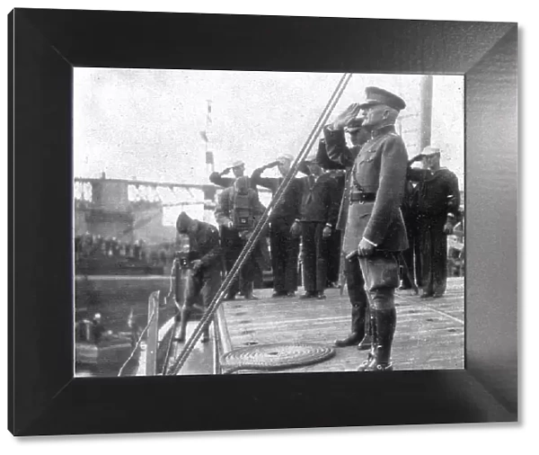 Deux departs; le salut d'adieu du general Pershing a la France, 1919. Creator: Unknown