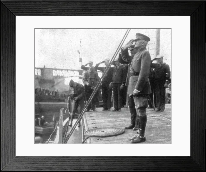 Framed Print : Deux departs; le salut d'adieu du general Pershing a la France, 1919. Creator: Unknown Framed Print : Deux departs; le salut d'adieu du general Pershing a la France, 1919. Creator: Unknown