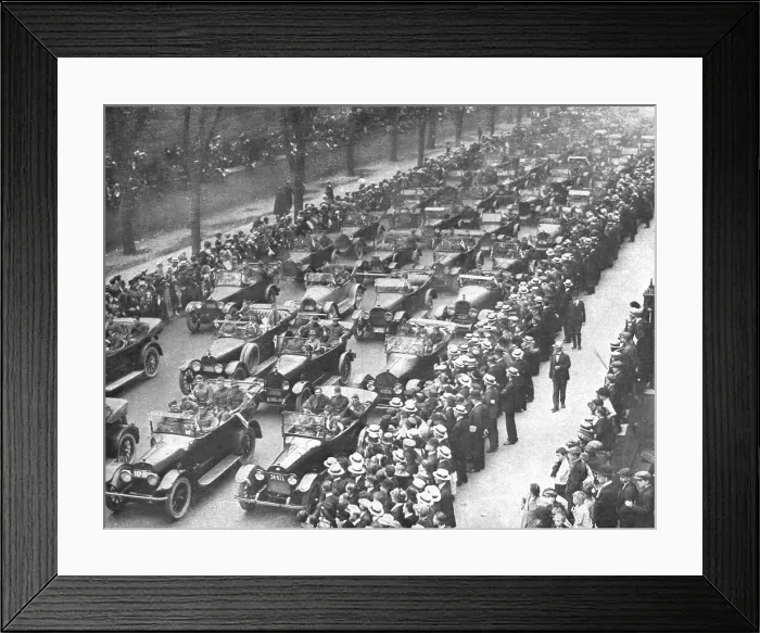 Framed Print : Les fetes de la victoire a New-York; les blesses de la 1st division Americaine participent...1919. Creator: Unknown Framed Print : Les fetes de la victoire a New-York; les blesses de la 1st division Americaine participent...1919. Creator: Unknown