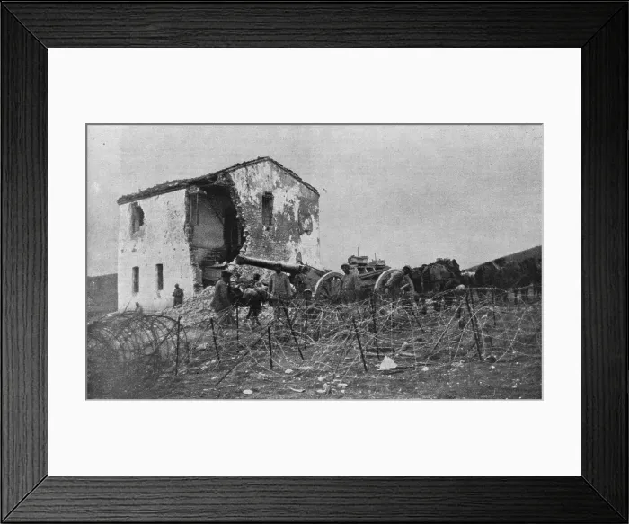 Framed Print : Sur les champs de bataille Macedoniens de Gornitchevo et du Kaimaktchalan; La premiere... 1916. Creator: Unknown Framed Print : Sur les champs de bataille Macedoniens de Gornitchevo et du Kaimaktchalan; La premiere... 1916. Creator: Unknown