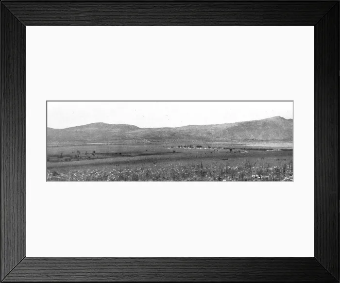 Framed Print : Vue generale de la position bulgare de la Mala-Reka, que l'armee franco-russe a attaquee... 1916. Creator: Unknown Framed Print : Vue generale de la position bulgare de la Mala-Reka, que l'armee franco-russe a attaquee... 1916. Creator: Unknown