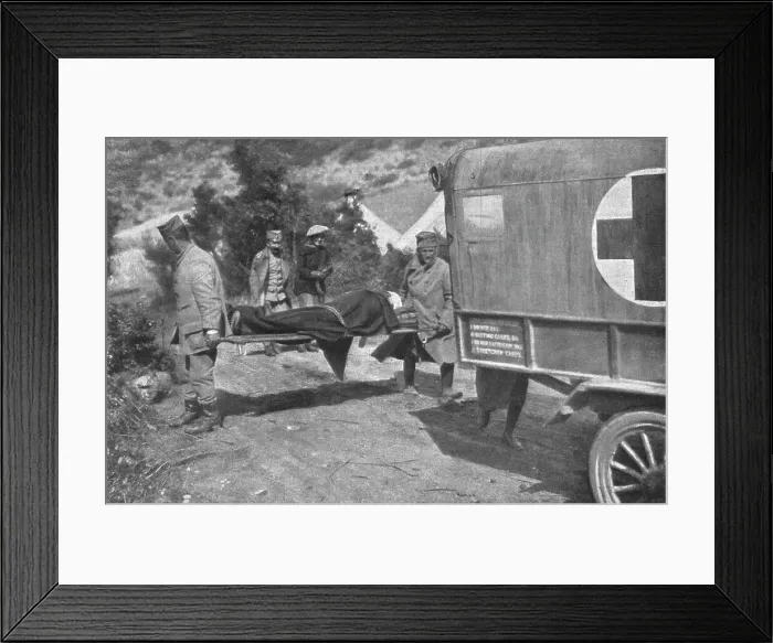 Framed Print : Sur le front d'Orient; Un blesse bulgare abandonne, qui s'est degage d'entre les morts gisant sur l Creator: Vladimir Betzitch Framed Print : Sur le front d'Orient; Un blesse bulgare abandonne, qui s'est degage d'entre les morts gisant sur l Creator: Vladimir Betzitch