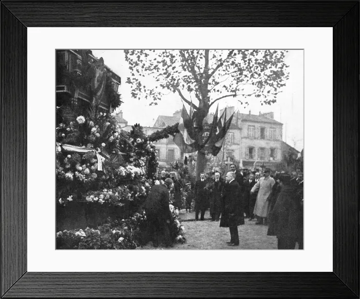 Framed Print : La Toussaint a Paris; la Toussaint dans les cimetieres parisiens: le President de la... 1916. Creator: Unknown Framed Print : La Toussaint a Paris; la Toussaint dans les cimetieres parisiens: le President de la... 1916. Creator: Unknown