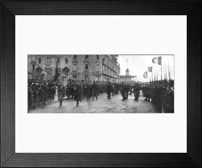 Framed Print : Le deuxieme anniversaire de L'Yser; le defile du 12e de ligne belge, son glorieux... 1916. Creator: Unknown Framed Print : Le deuxieme anniversaire de L'Yser; le defile du 12e de ligne belge, son glorieux... 1916. Creator: Unknown