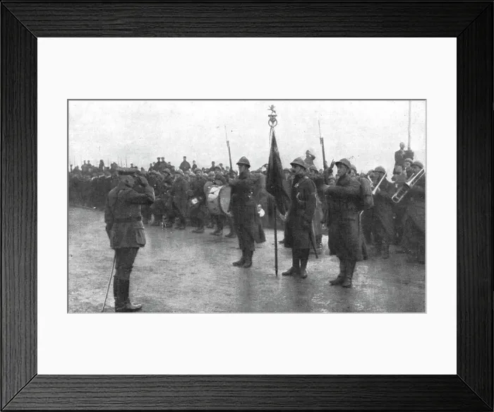 Framed Print : Le deuxieme anniversaire de L'Yser; le general Wielemans saluante le drapeau du 12e de...1916. Creator: Unknown Framed Print : Le deuxieme anniversaire de L'Yser; le general Wielemans saluante le drapeau du 12e de...1916. Creator: Unknown