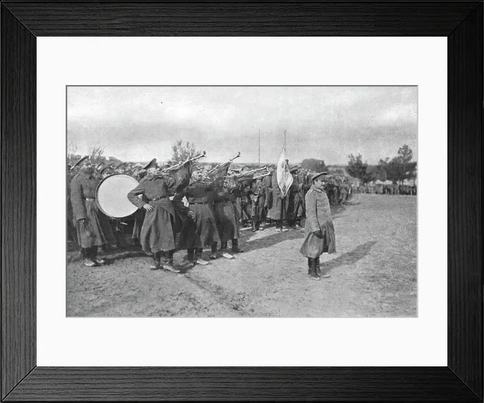Framed Print : Le general Russe Lokhvitsky decore de la Croix de Guerre sur le front Francais; les... 1916. Creator: Unknown Framed Print : Le general Russe Lokhvitsky decore de la Croix de Guerre sur le front Francais; les... 1916. Creator: Unknown