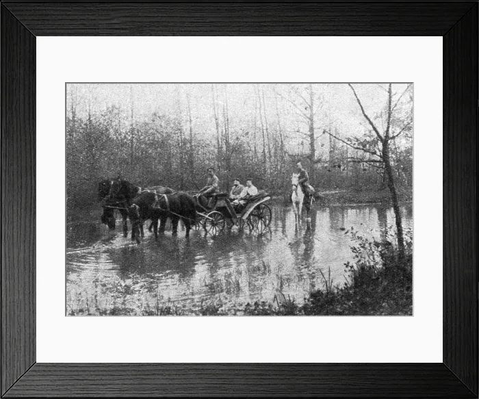 Framed Print : Visions de guerre sur le front russe; la route dans les marecages. Quand ce cliché fut... 1916. Creator: Unknown Framed Print : Visions de guerre sur le front russe; la route dans les marecages. Quand ce cliché fut... 1916. Creator: Unknown